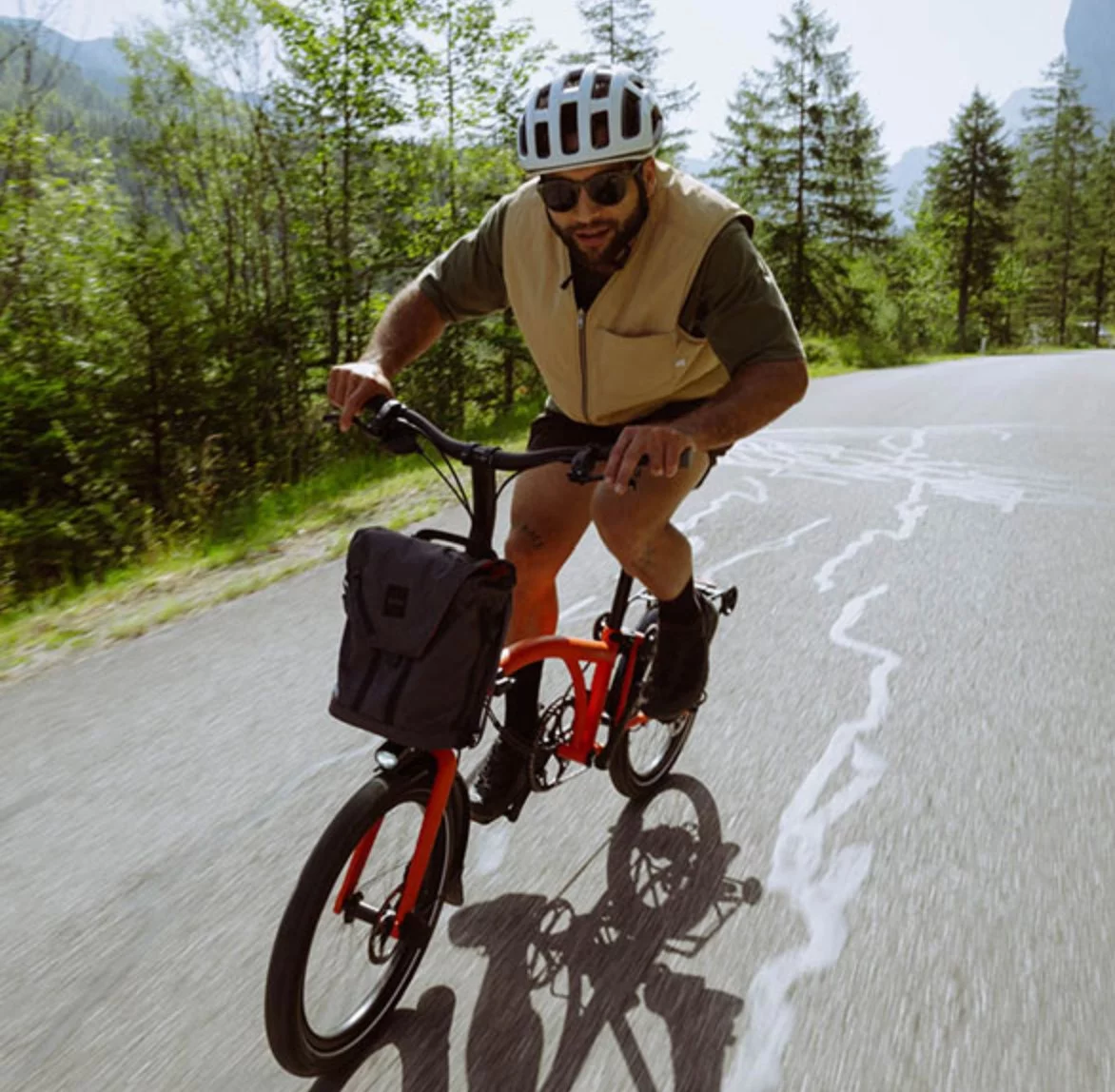 A 50-mile battery in the bag to the front, and pedal-assist up to 20 mph from the hub motor