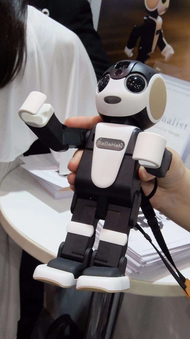 RoBoHoN`s eyes change color to denote listening and shape recognition