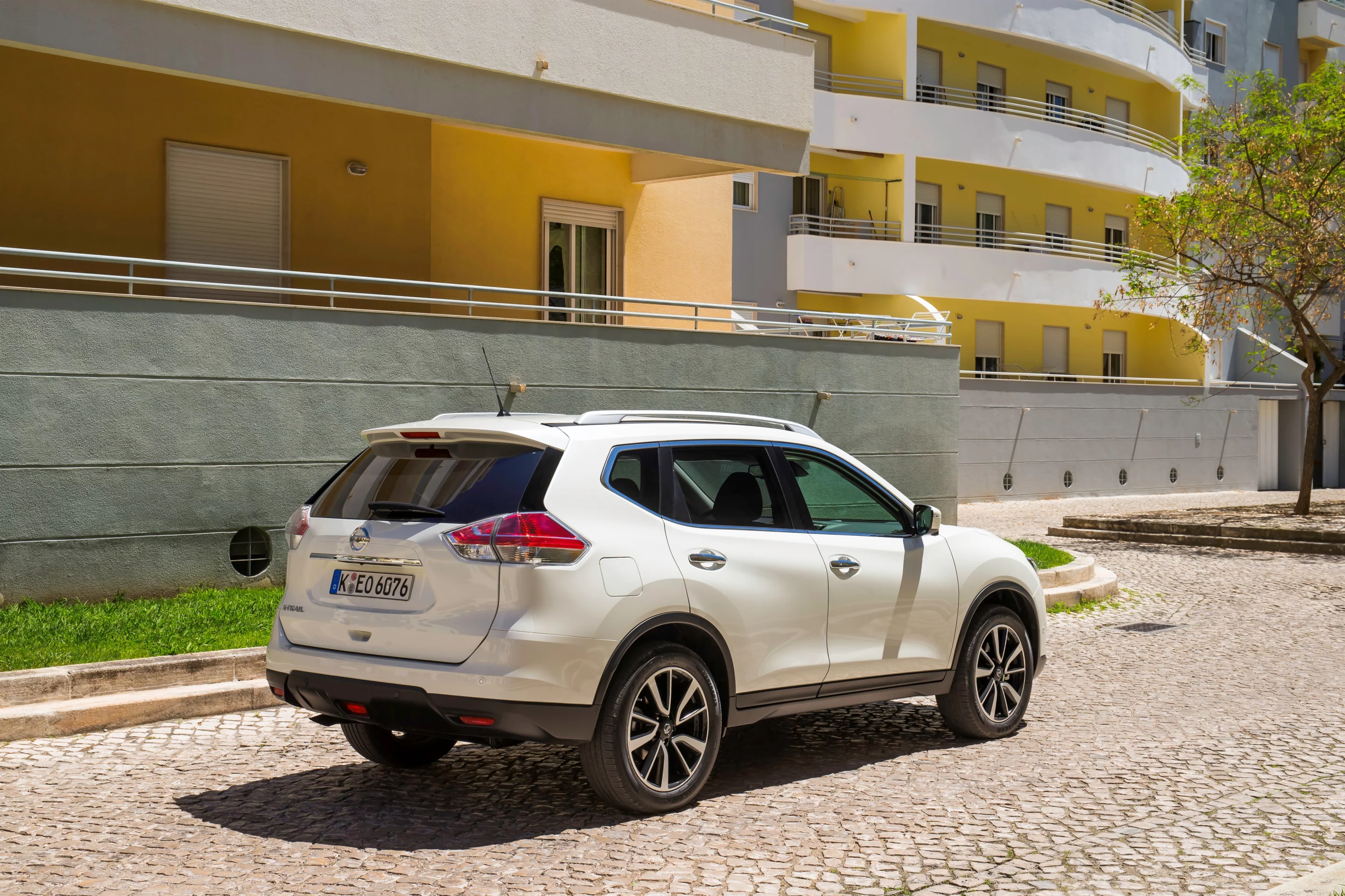 Working off a new platform, the new X-Trail is not only 90 kg (198 lb) lighter than the previous model but also wider, longer and less tall than its predecessor