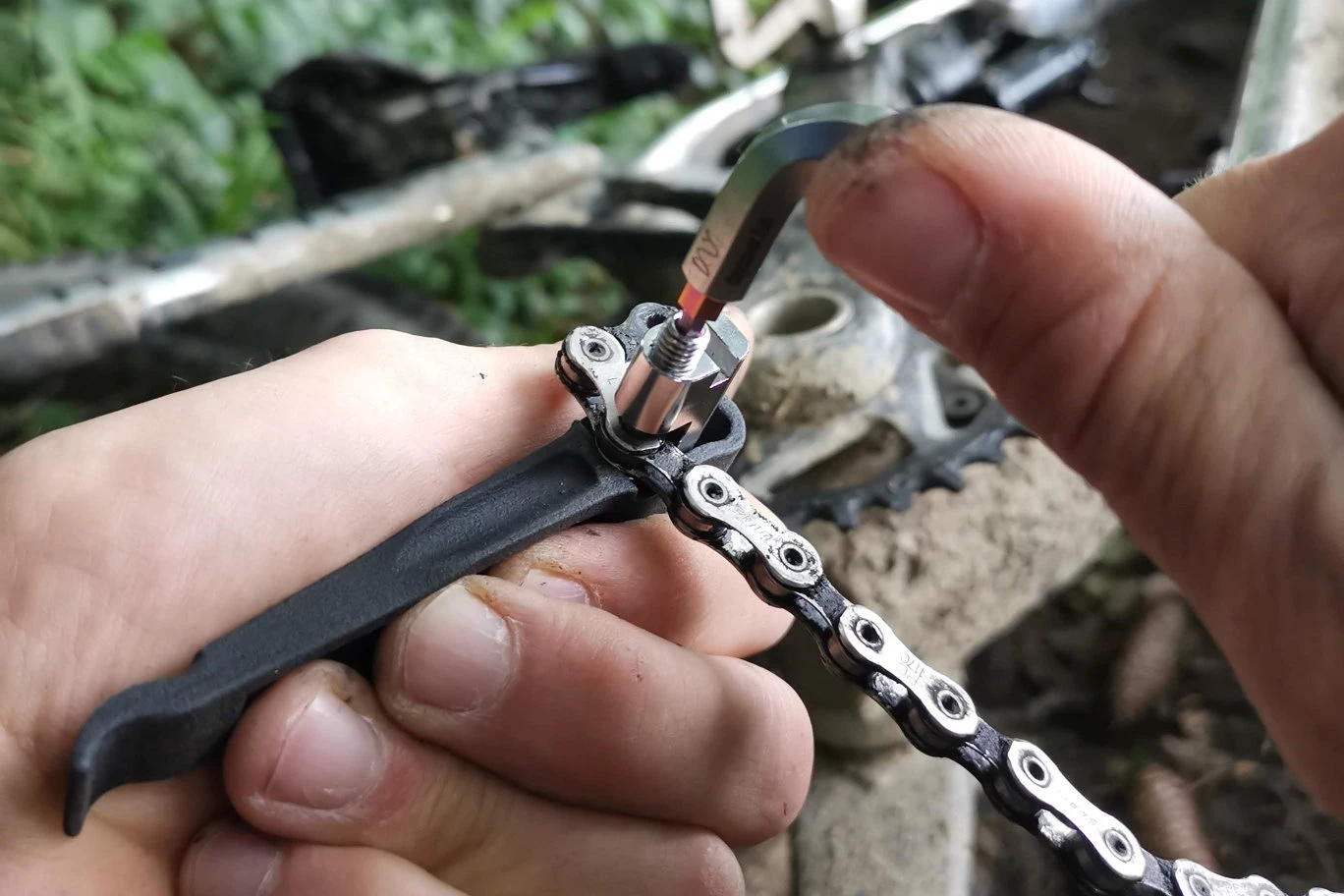 The Coworking5 in chain-breaking action
