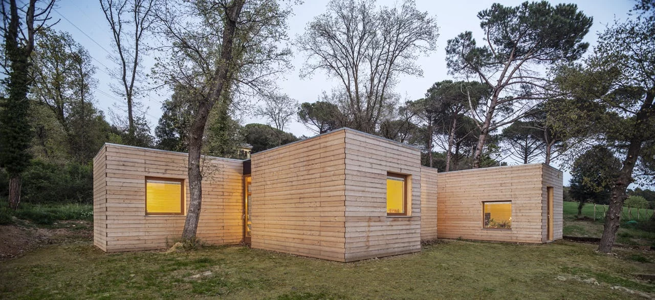 The single-story Casa GG is an appealingly simple structure which takes its place nicely within the surrounding trees