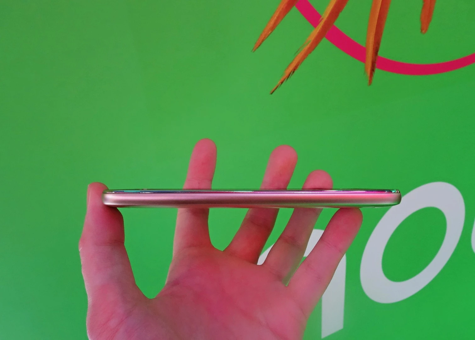Inside there's a Snapdragon 430 but we didn't notice any lag during a quick test session