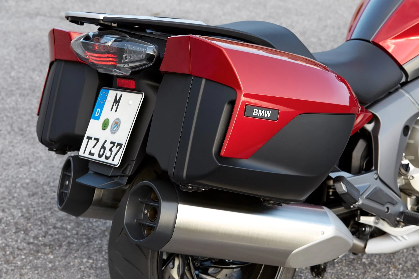 2017 BMW K1600GT: twin lockable, waterproof panniers are standard