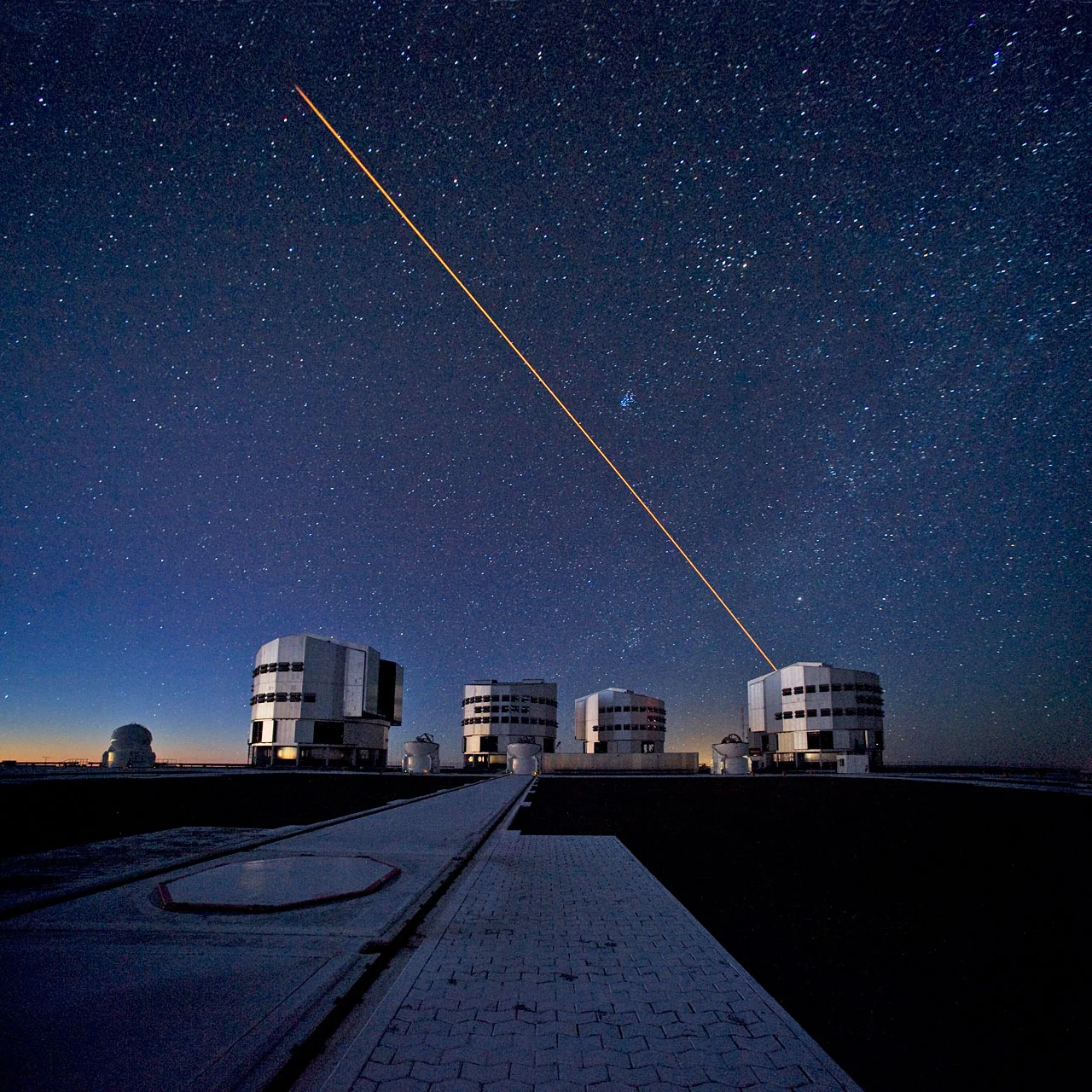 VLT using lasers to minimize atmospheric distortion