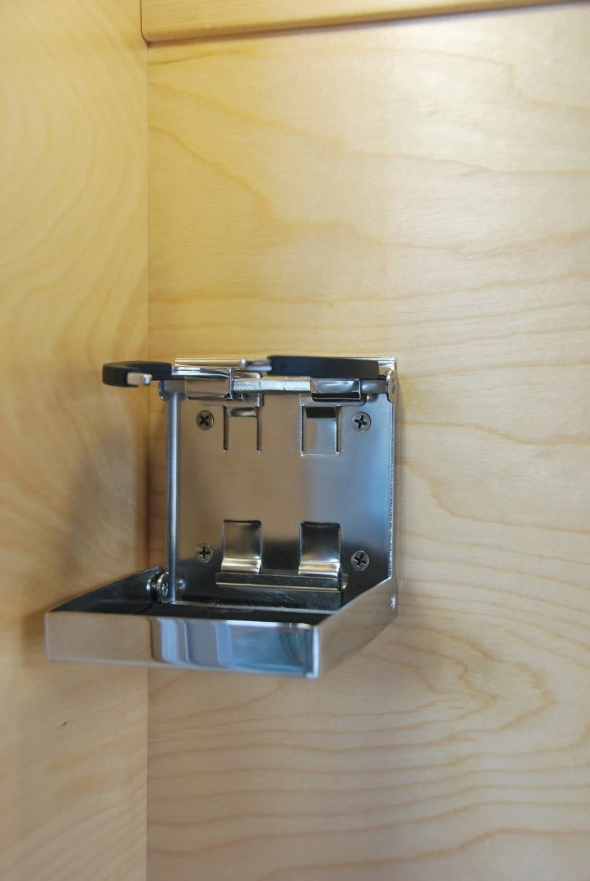 The two integrated cupholders keep campers' drinks close at hand