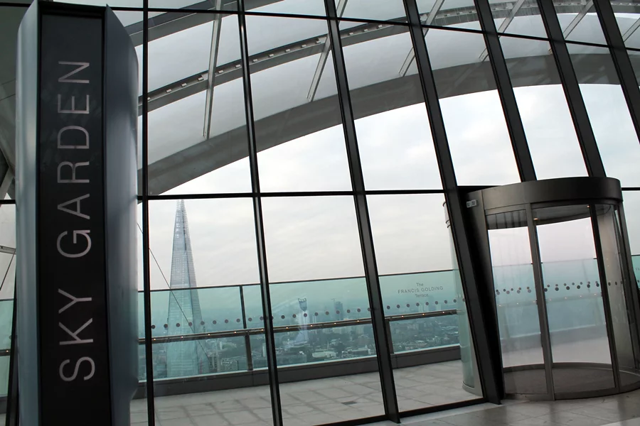 The south-facing outside balcony at the Sky Garden looks over to the Shard (Photo: Stu Robarts/Gizmag)