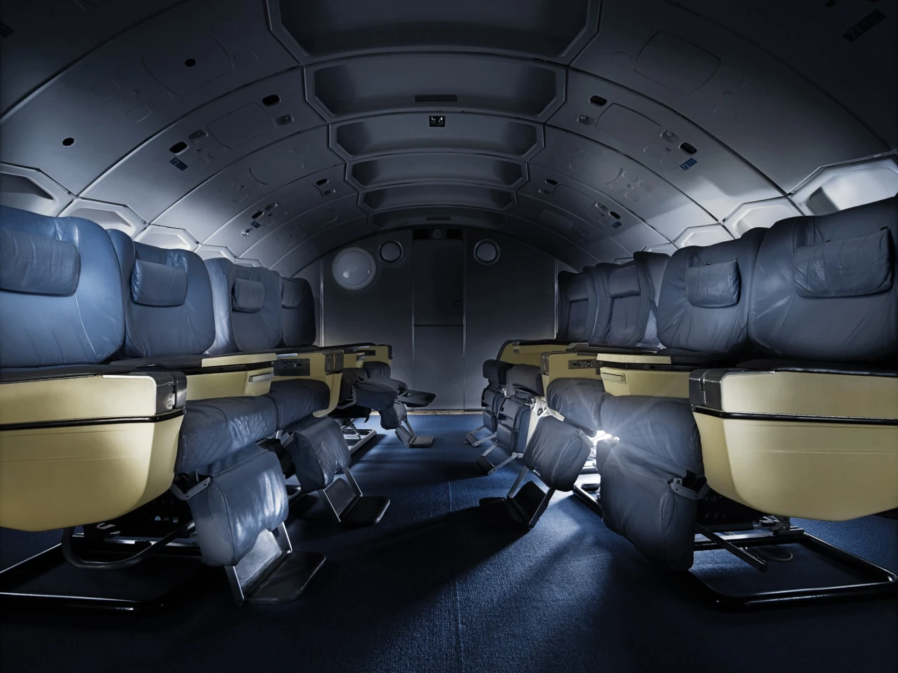 The upstairs lounge offers guests the experience of being on board the original aircraft (Photo: Lioba Schneider)