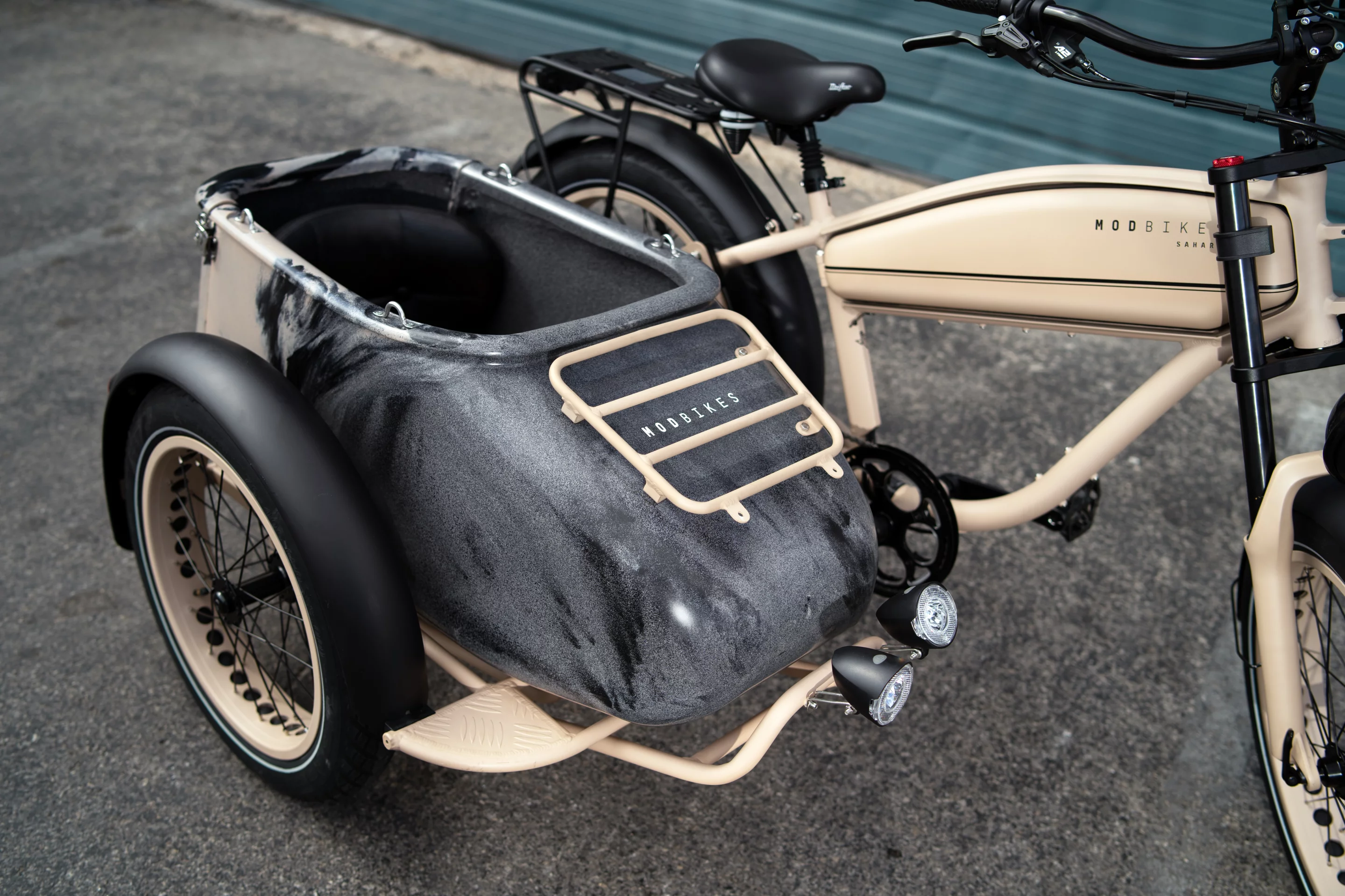 The sidecar gains dual headlights plus a tail-light, while the Mod Easy ebike now features a motorcycle-style dual-crown suspension fork and a rear cargo rack