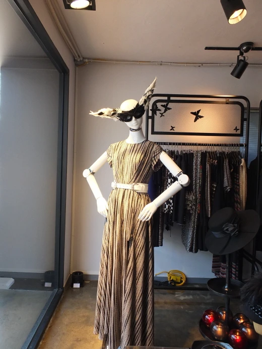 A robotic mannequin developed by IMD Communications poses for customers in a South Korean fashion store (Photo: Bookdaily)