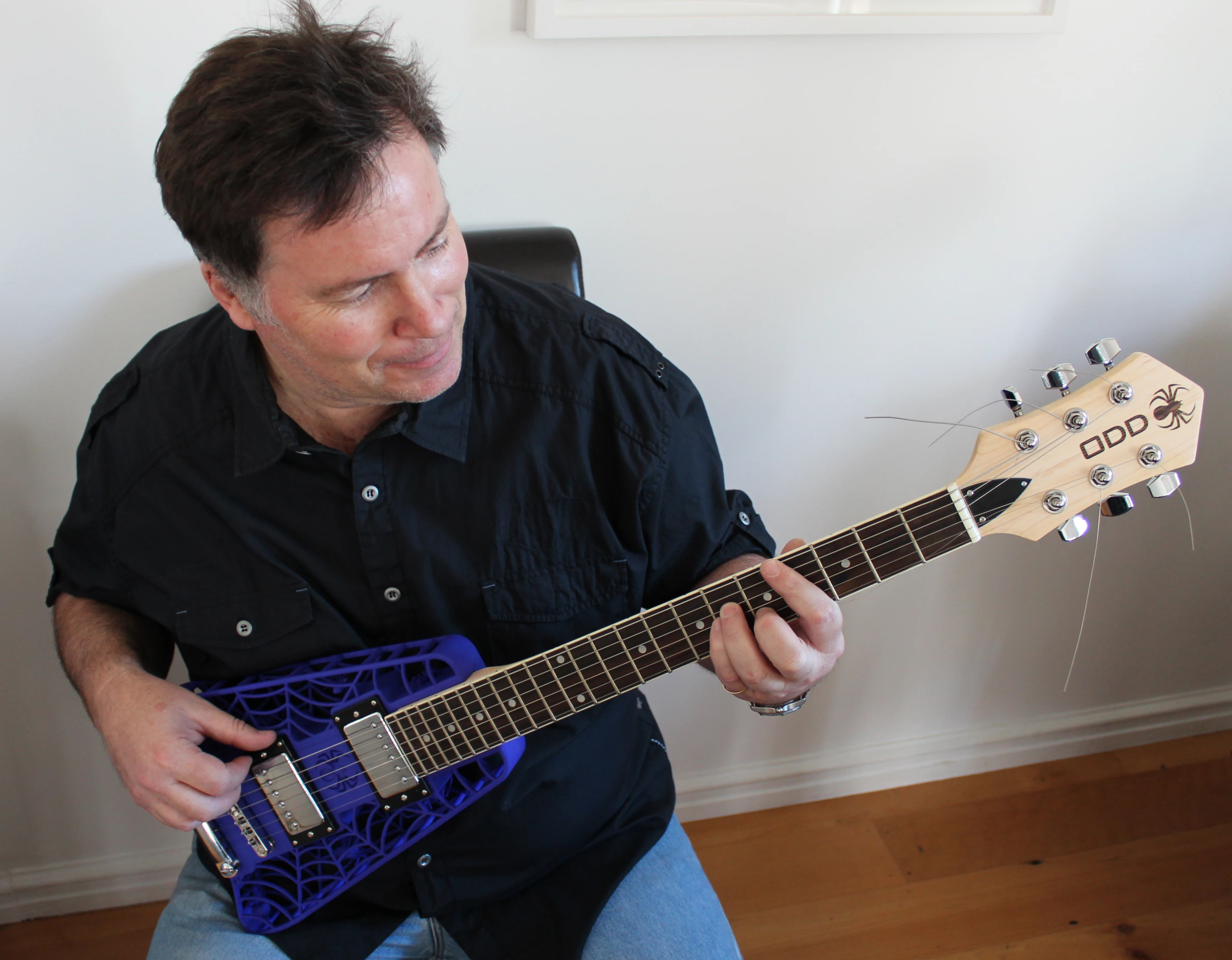 Olaf Diegel playing a blue ODD Spider model