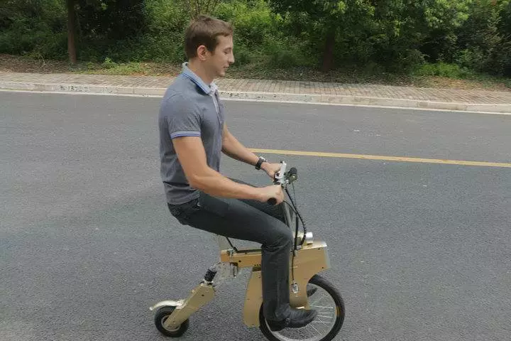 The 102 cm tall (40 in), 98 cm (39 in) long frame can be squashed down into a 75 x 64 cm (30 x 25 in) package