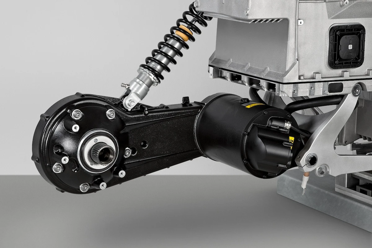 The BMW C evolution features a electric drive via drivetrain swing arm with liquid-cooled alternator, tooth belt and planetary gear