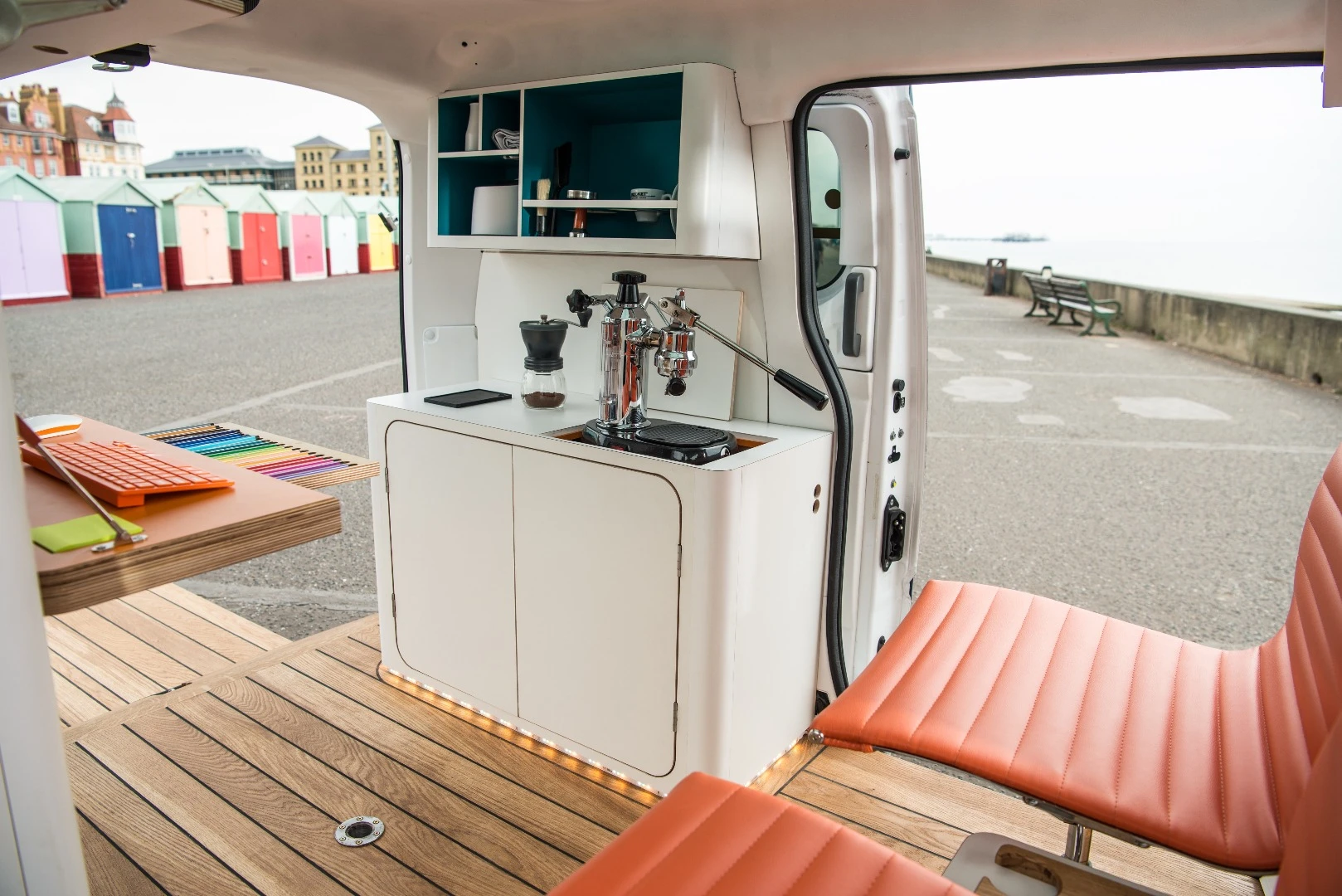 With its generous number of doors and pull-out rear deck, the e-NV200 creates an indoor/outdoor office space