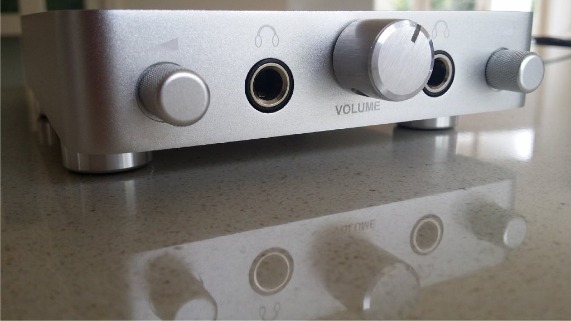 Desktop tube amp promised to sound as good as it looks