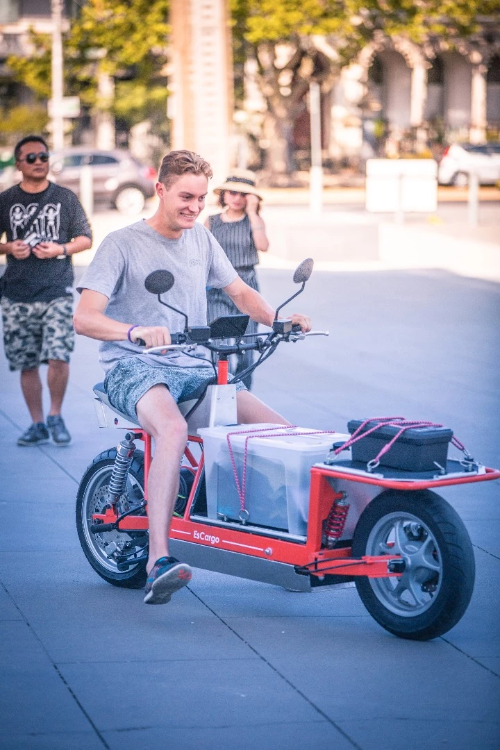 Gizmag's Scott collie find flat-footing the EsCargo the safest way to go on his first run