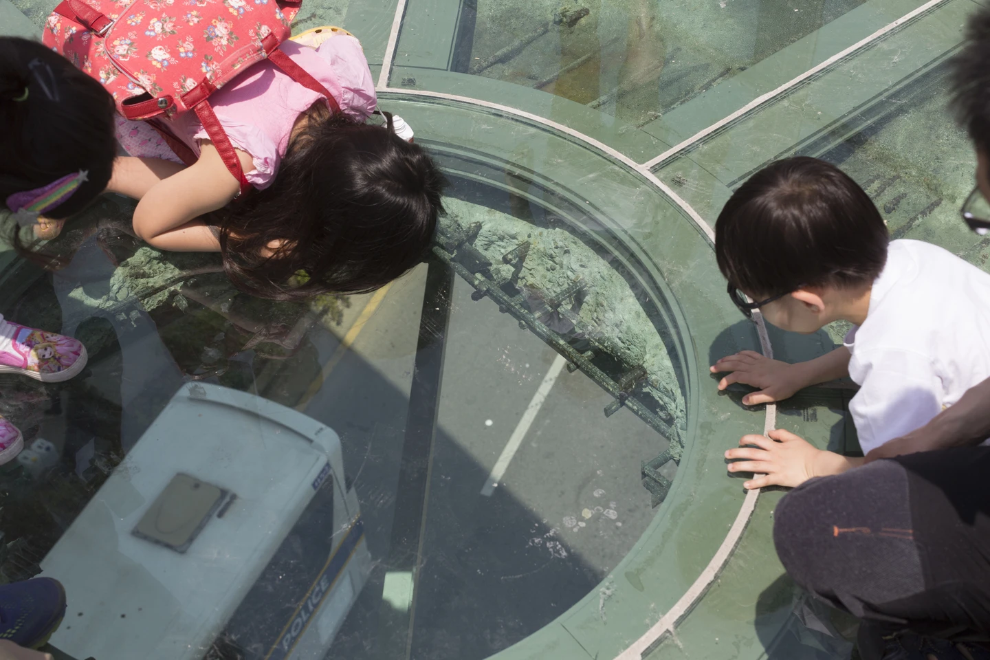 Porthole-style glass floor sections allow visitors to the Seoullo 7017 Skygarden to gaze below