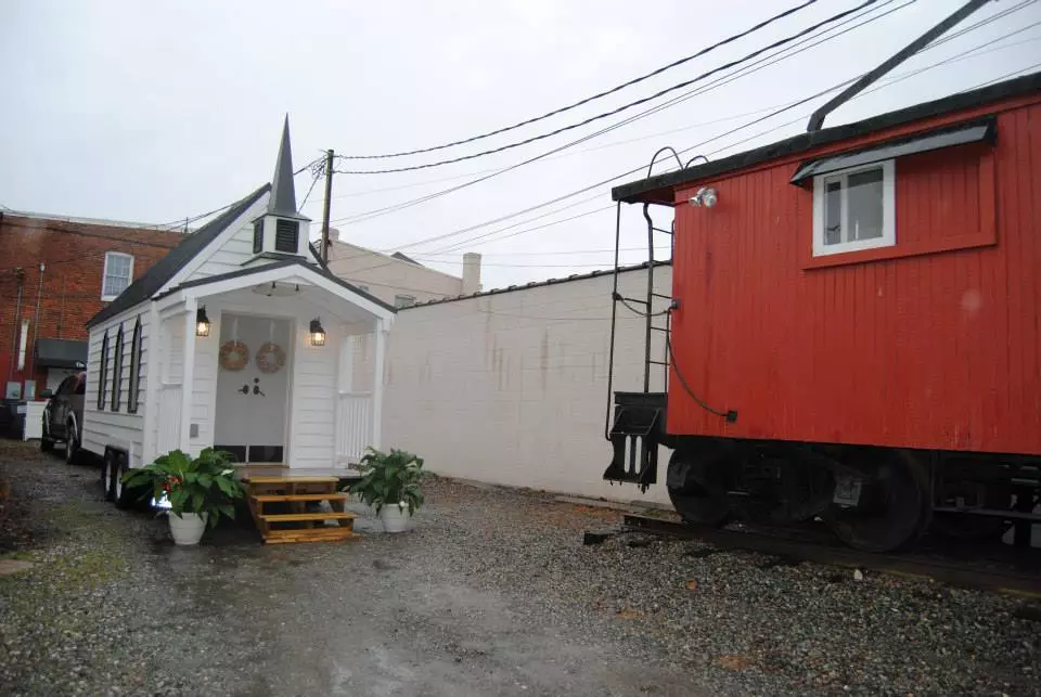 Malbon currently travels around Richmond marrying couples and will also go farther afield at cost (Photo: Tiny Chapel Weddings)