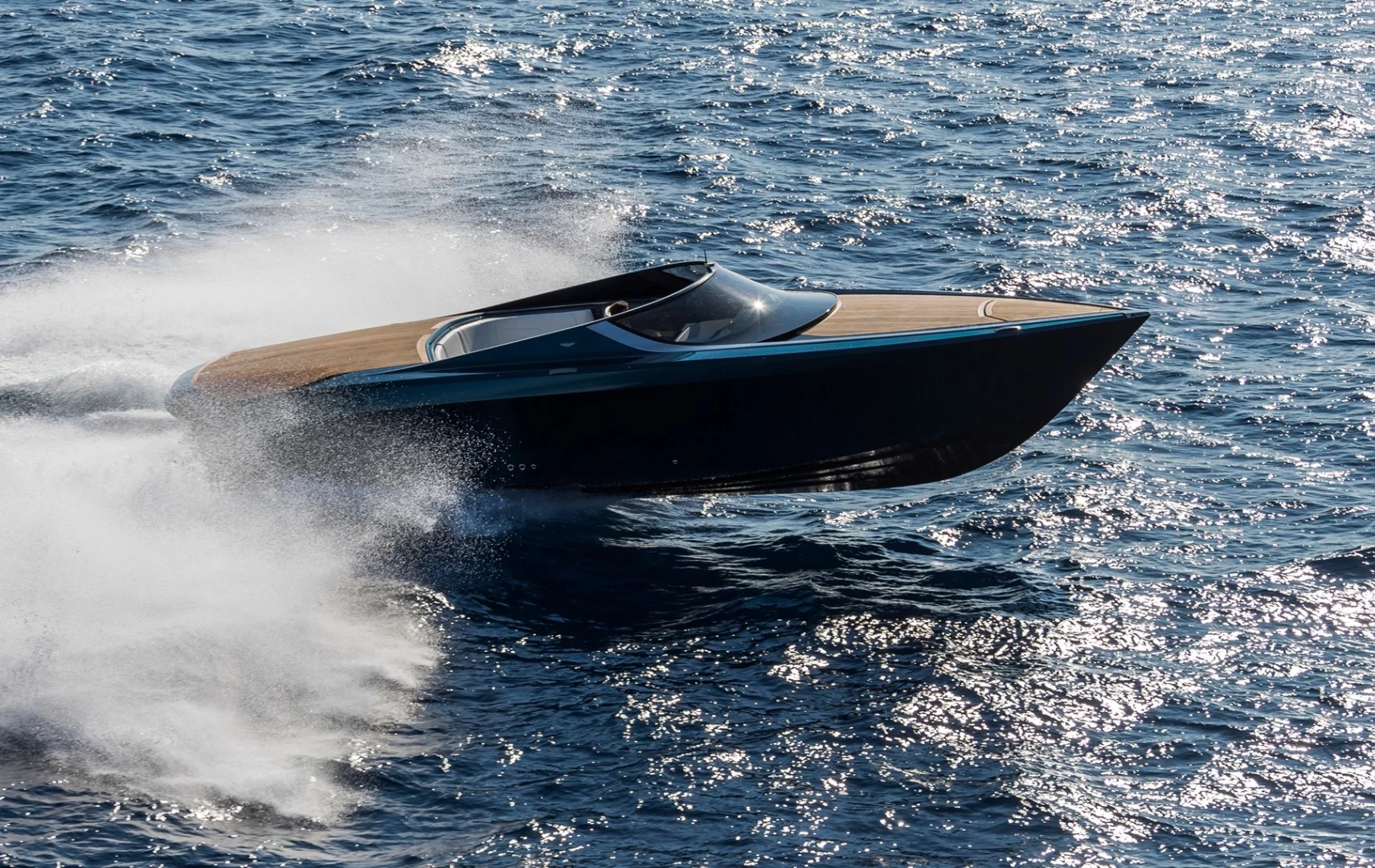 There are two version of the powerboat: the AM37 and the AM37S