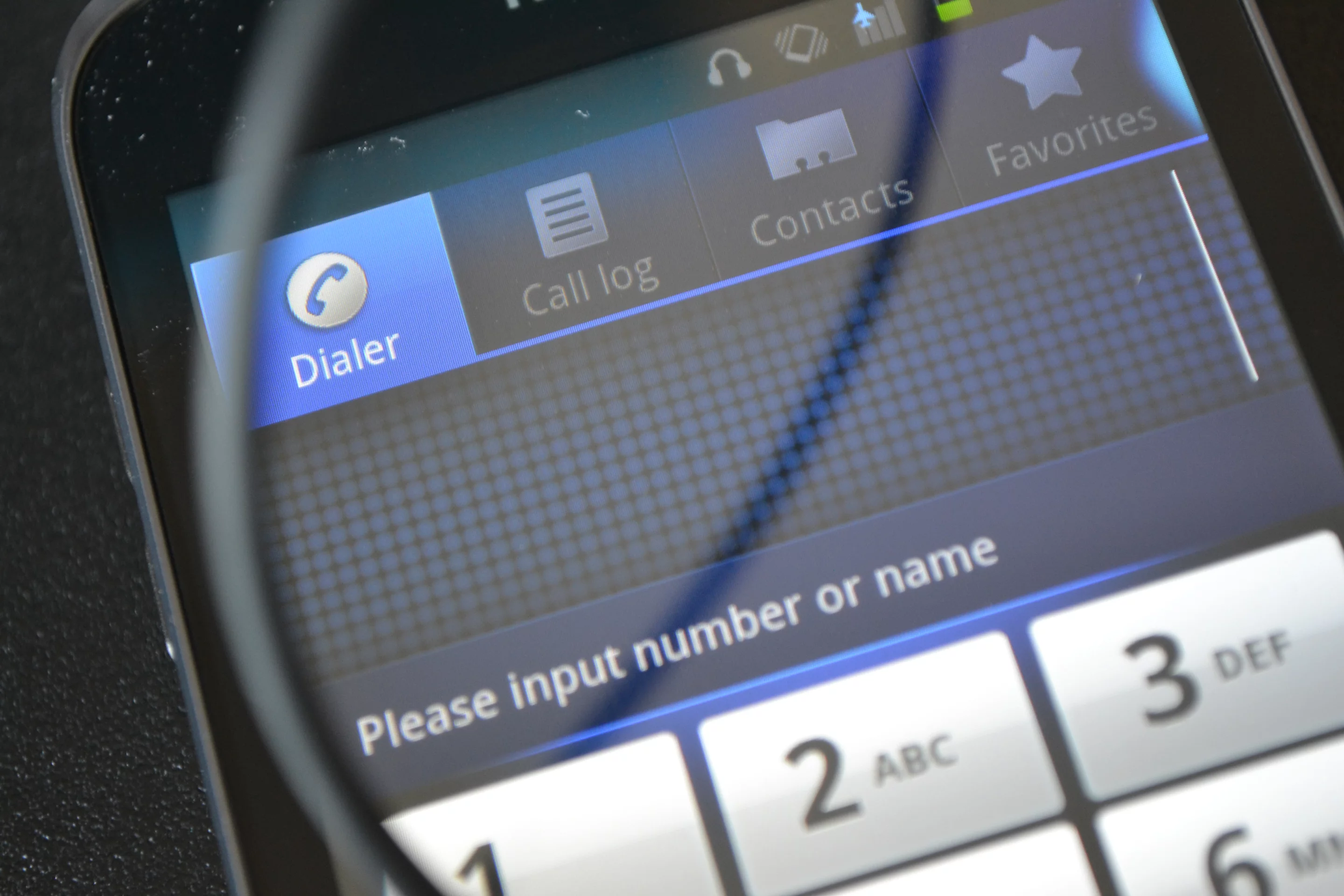 VitaSound says that the mute button on the microphone can be used to receive and end calls, but this didn't work for us on the Blackberry or Android test phones