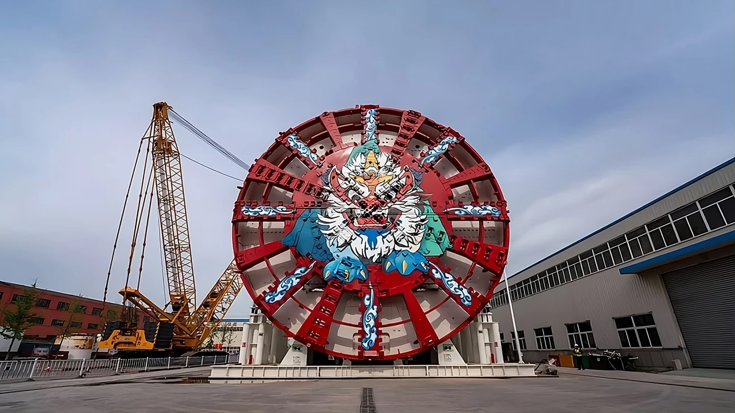The massive 17.5-meter diameter excavation face of the Shanhe boring machine