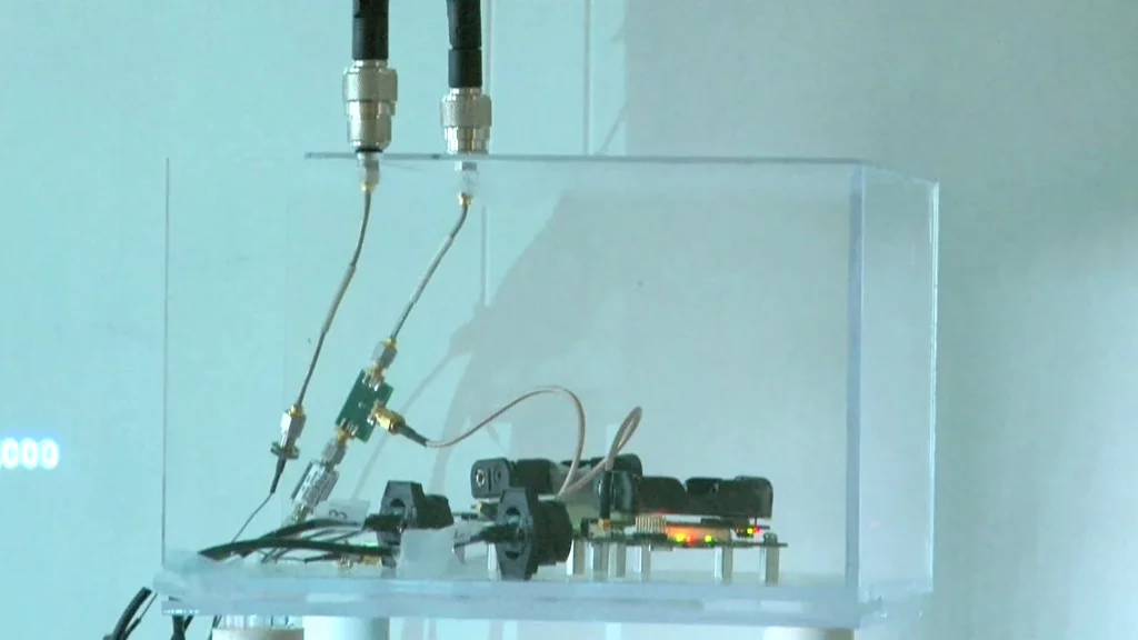 The full duplex radio with two transmitting antennas that cancel each other out at the receiving antenna