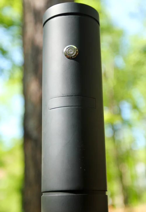 The 0.9 lb (408 g) brew mug use a vertically stacked two reservoir system, giving it a tall and slender shape