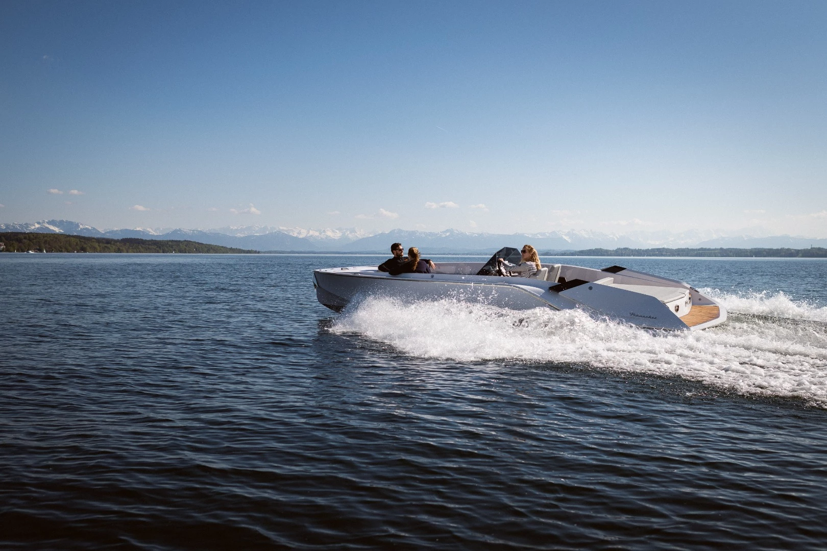 The 740 Mirage Air is specifically designed to plane efficiently and the low range torque of the electric motor quickly lifts the boat onto the plane