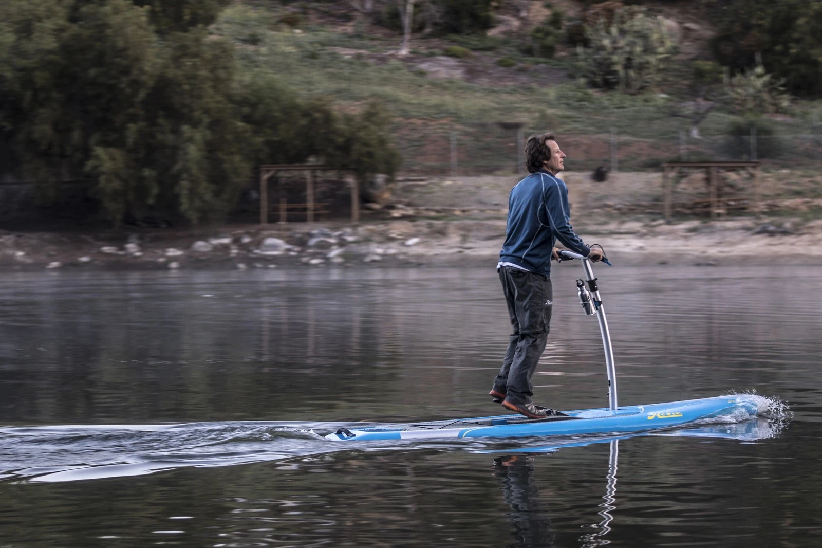 Users can steer the board with the aluminum alloy handlebars (adjustable between 36 and 43 in (91 and 109 cm)