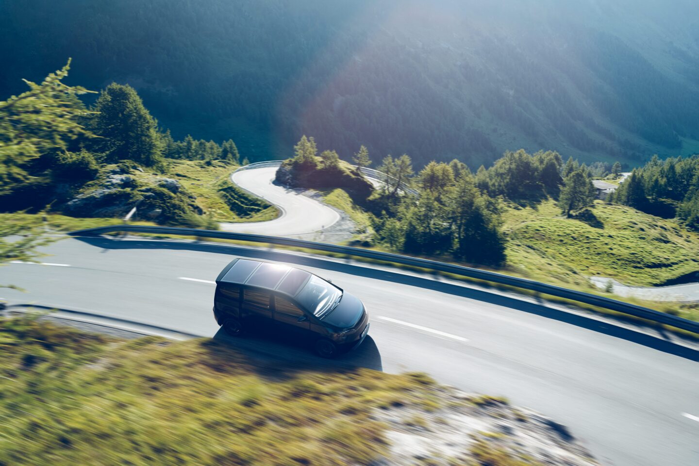 The Sion's hood, roof, sides and rear are home to 458 photovoltaic half cells that could potentially add up to 245 km of solar-powered driving range per week