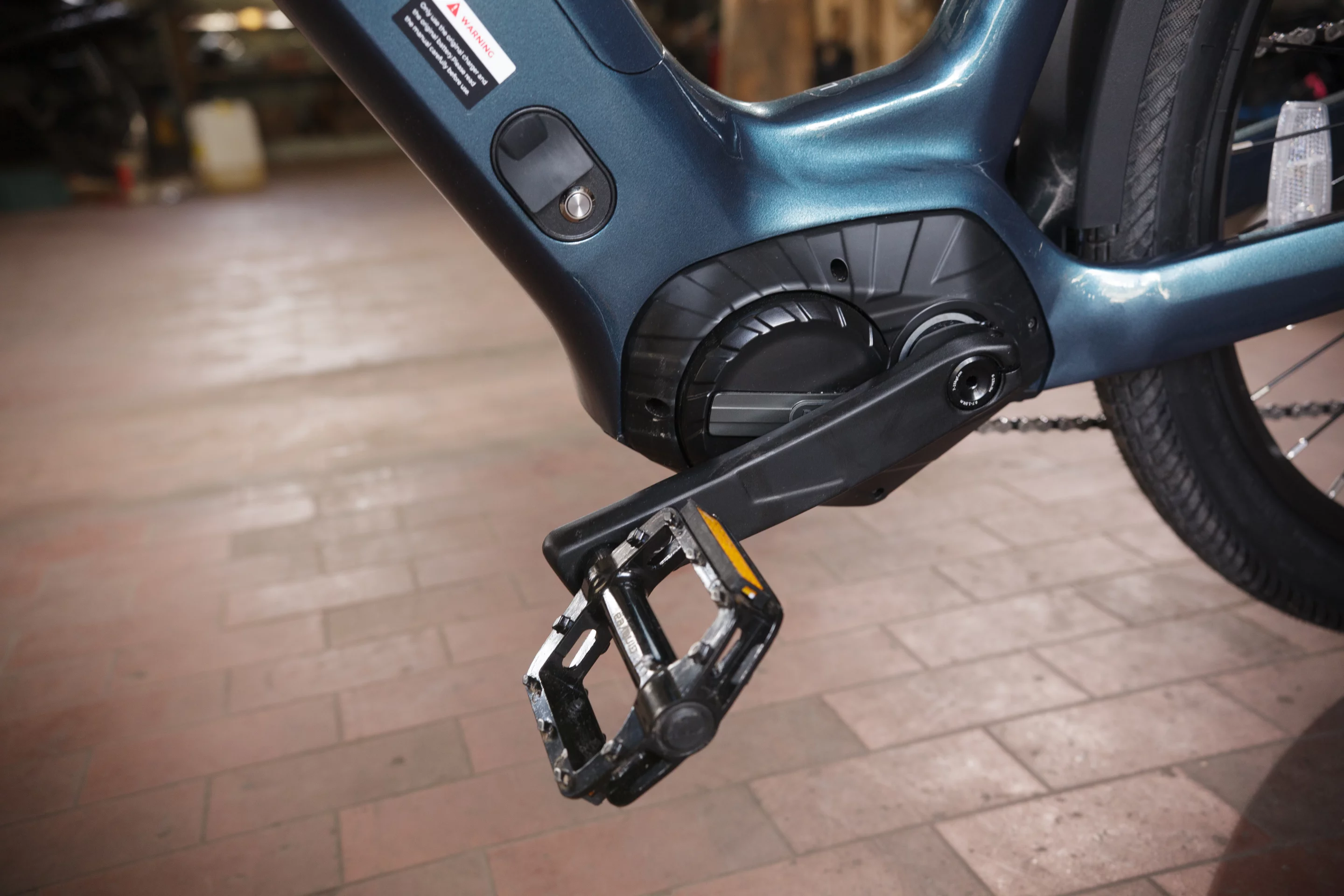 The UrbanGlide Ultra features a 500-W Bafang mid-drive motor with responsive torque sensing