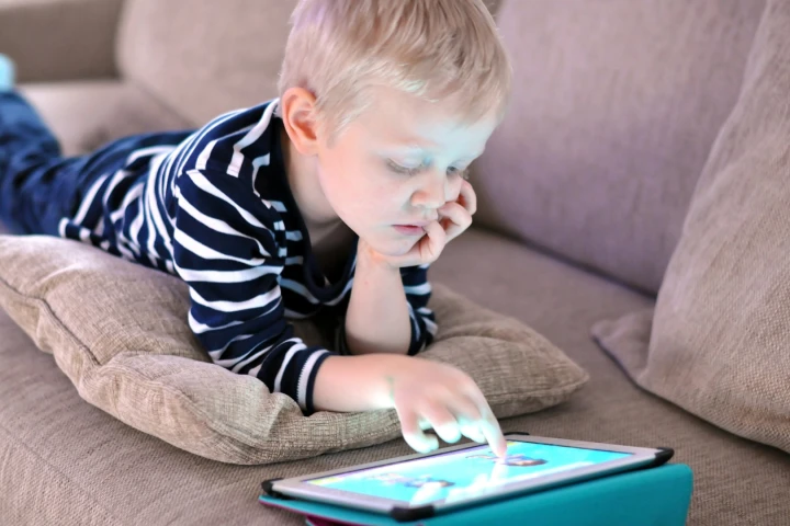 The University of Oxford study found almost no difference in overall sleep duration between children who used no screens and those who used screens for up to eight hours a day