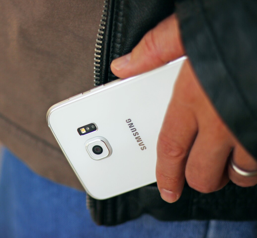 The GS6 feels great in hand (Photo: Will Shanklin/Gizmag.com)