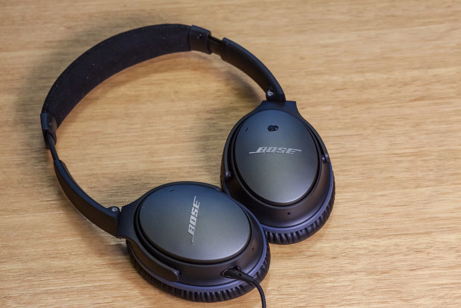 When slipping the QuietComfort 25s on and pressing play for the first time it's hard to describe the noise cancelling as anything other than excellent