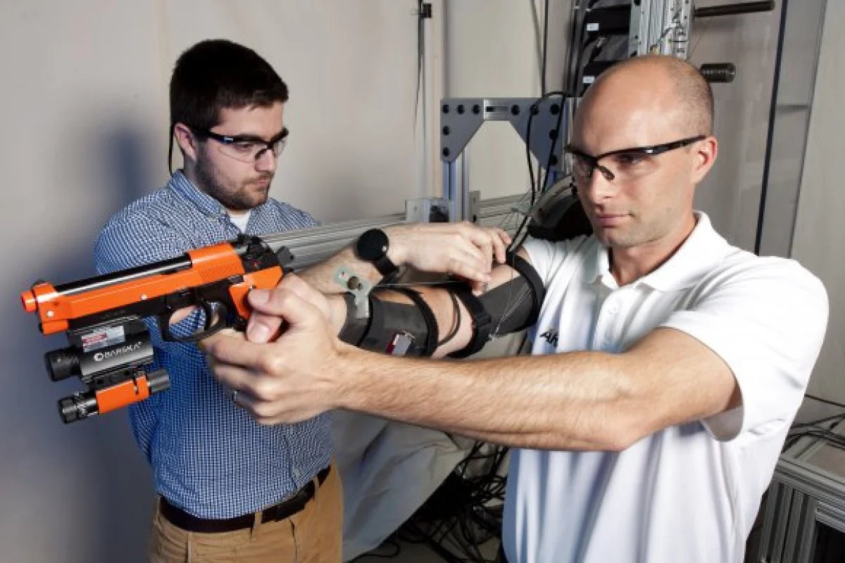 MAXFAS uses an exoskeleton to train shooters to aim more accurately