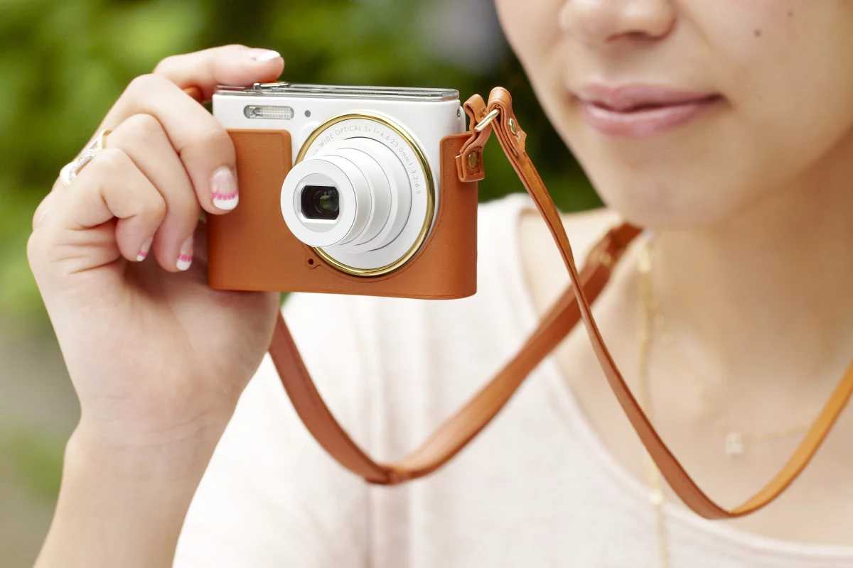 Buttons and the joystick on the Casio EXILIM EX-JE10 can apparently be easily operated even by women with long nails