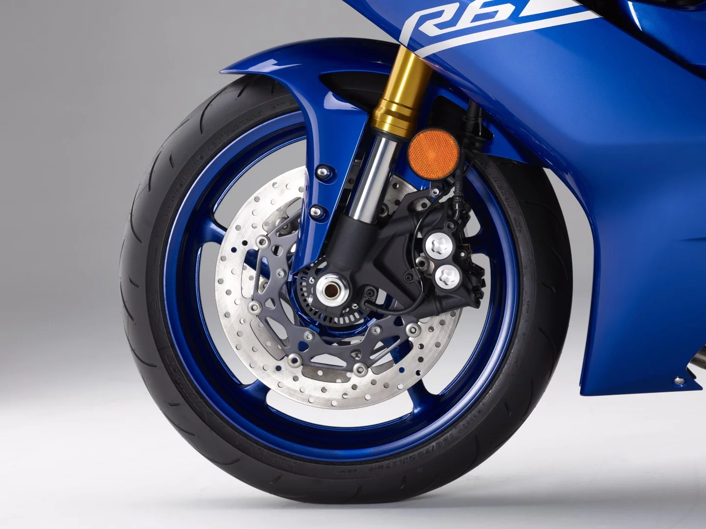 The 43 mm Kayaba forks and the four-piston radial calipers with 320 mm disks have been transfered to the 2017 Yamaha YZF-R6 straight from the YZF-R1