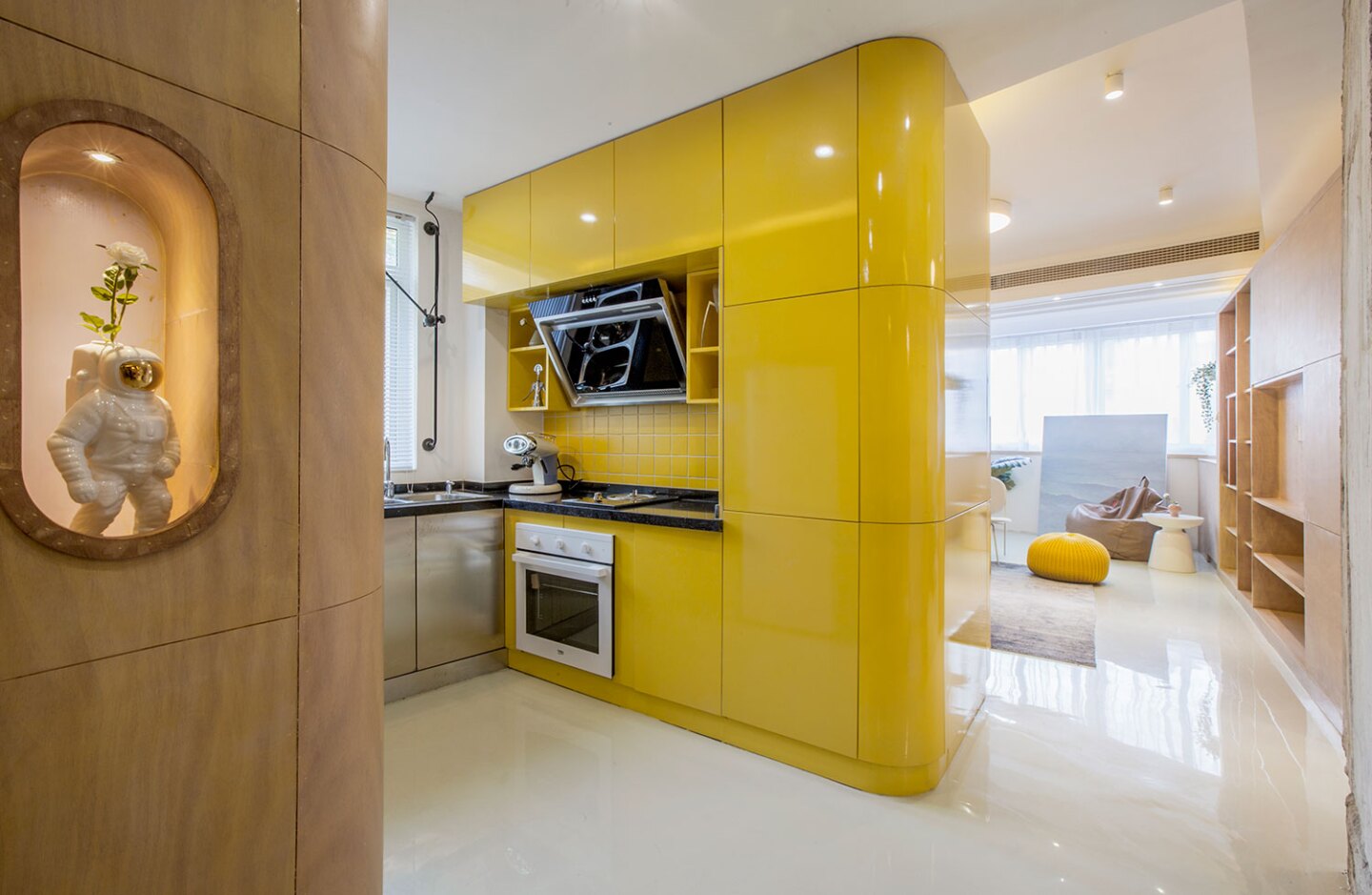 To enlarge the original space, TOWOdesign integrated four bespoke function boxes into the home
