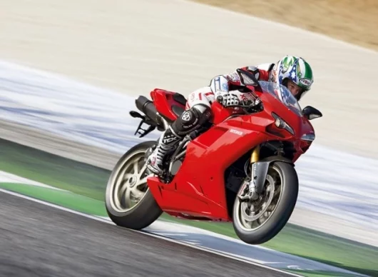 Troy Bayliss thrashes the 2009 Ducati 1198S