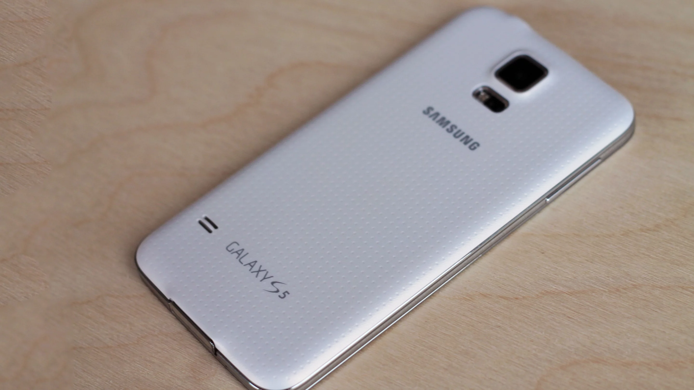 A look at the white Galaxy S5