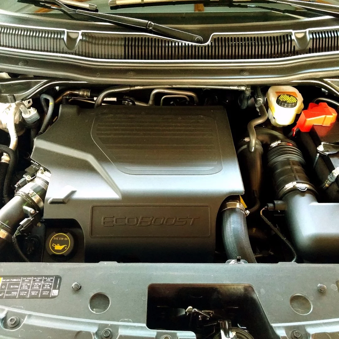 Powering the 2016 Explorer Platinum is a 3.5-liter turbocharged V6 (EcoBoost) that outputs 365 horsepower (272 kW) and 350 pound-feet (44.5 Nm) of torque