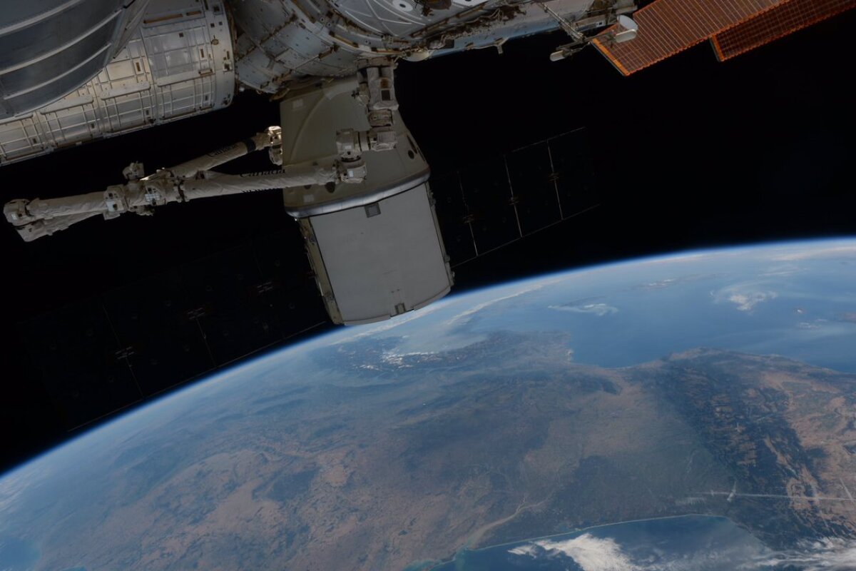 SpaceX�s Dragon scuttles back to Earth with spacemice and