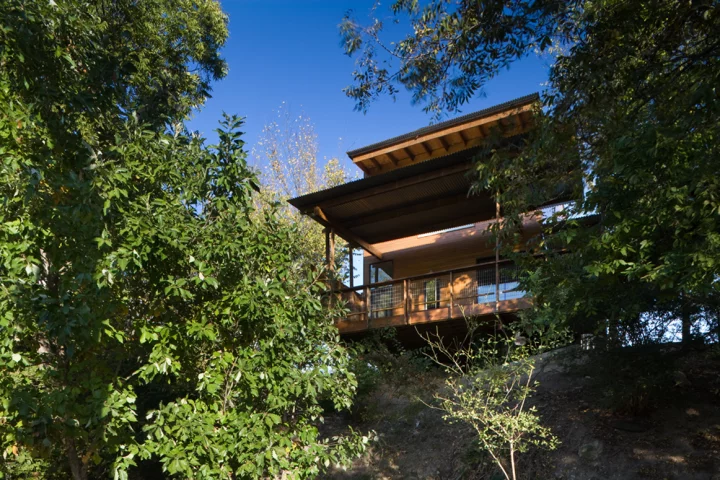 The house is “floated” on 60 foot (roughly 18 meter) steel stilts, supported by concrete piers (Photo: Charles Davis Smith)