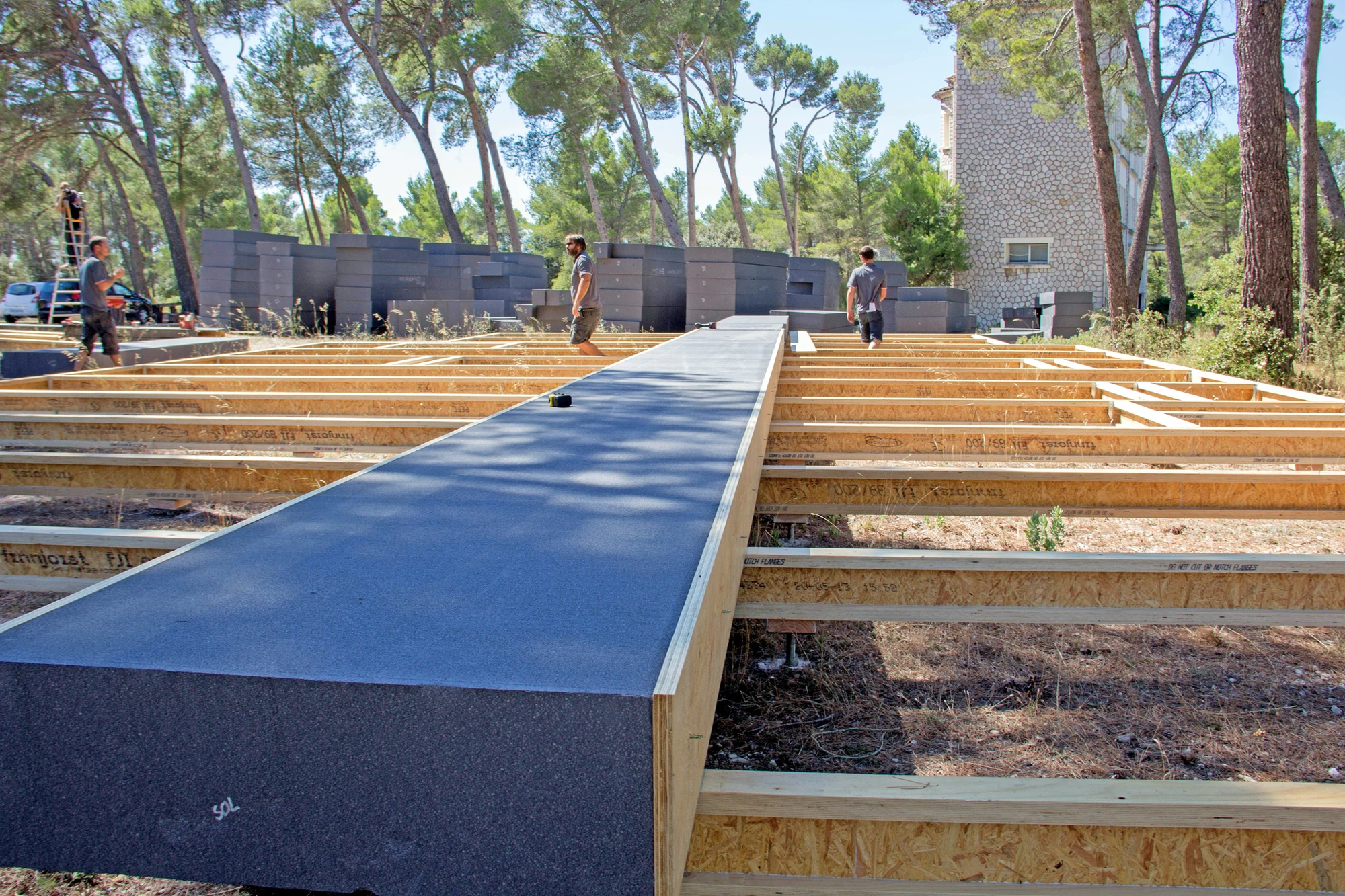 All that's needed to build the Pop-Up House is a standard electric screwdriver (Photo: Elisabeth Montagnier)