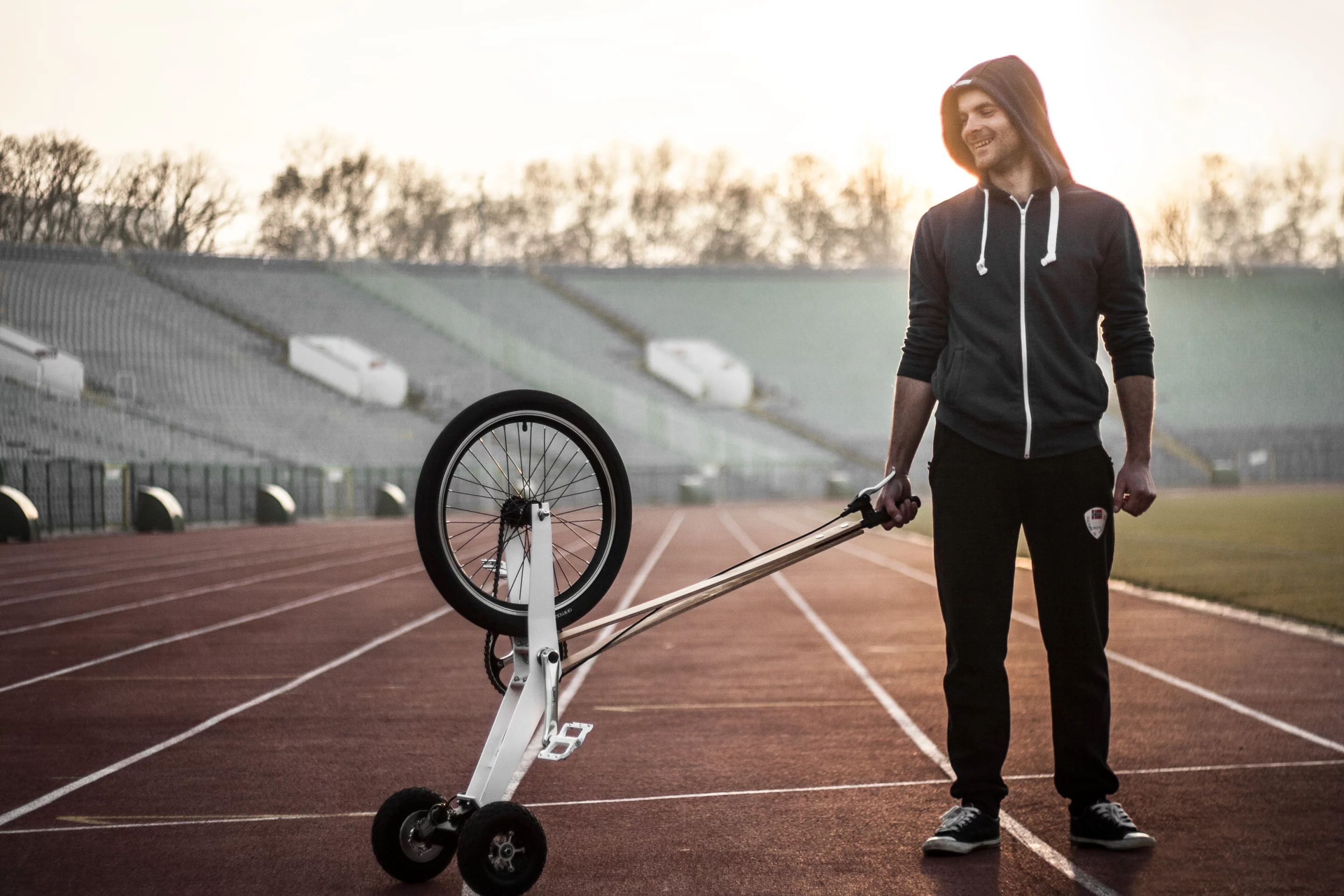 The Halfbike, with its aluminum frame and plywood pole steering device, measures out at 100 x 40 x 130 cm (40x16x51 in) and weighs in at 7.8 kg (17 lb)