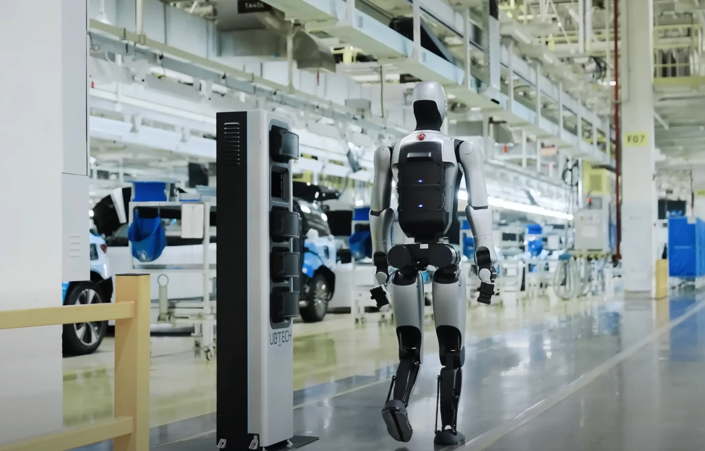 The Walker S2 removes a spent battery from the cavity in its back and places it in the empty bay of a battery swap station, then takes out a fresh module, installs it in the vacant slot of its dual bay and then gets back to work