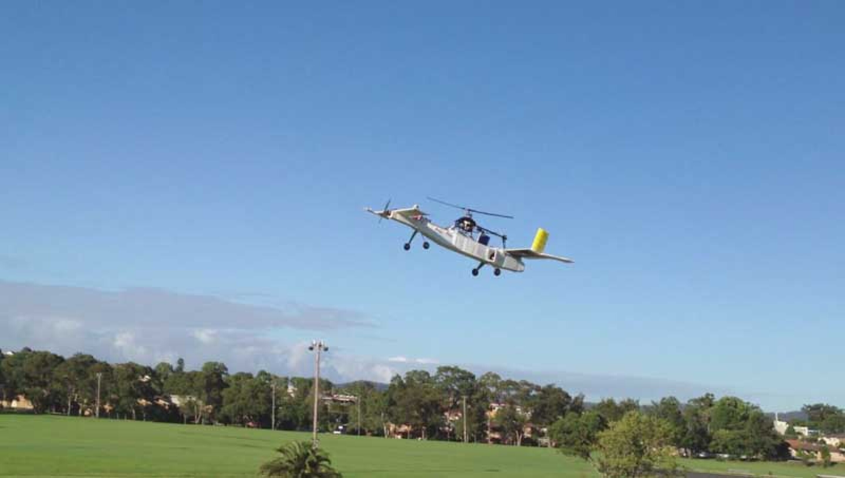 Hybrid RotorWing design transitions from fixed to rotary wing midflight