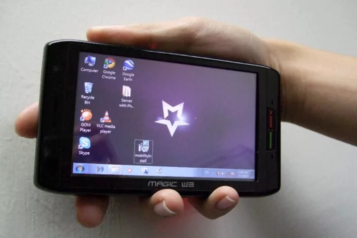 The Magic W3 is claimed to be the world's first handheld microcomputer running on a full version of Windows 7, and can also be used to make telephone calls