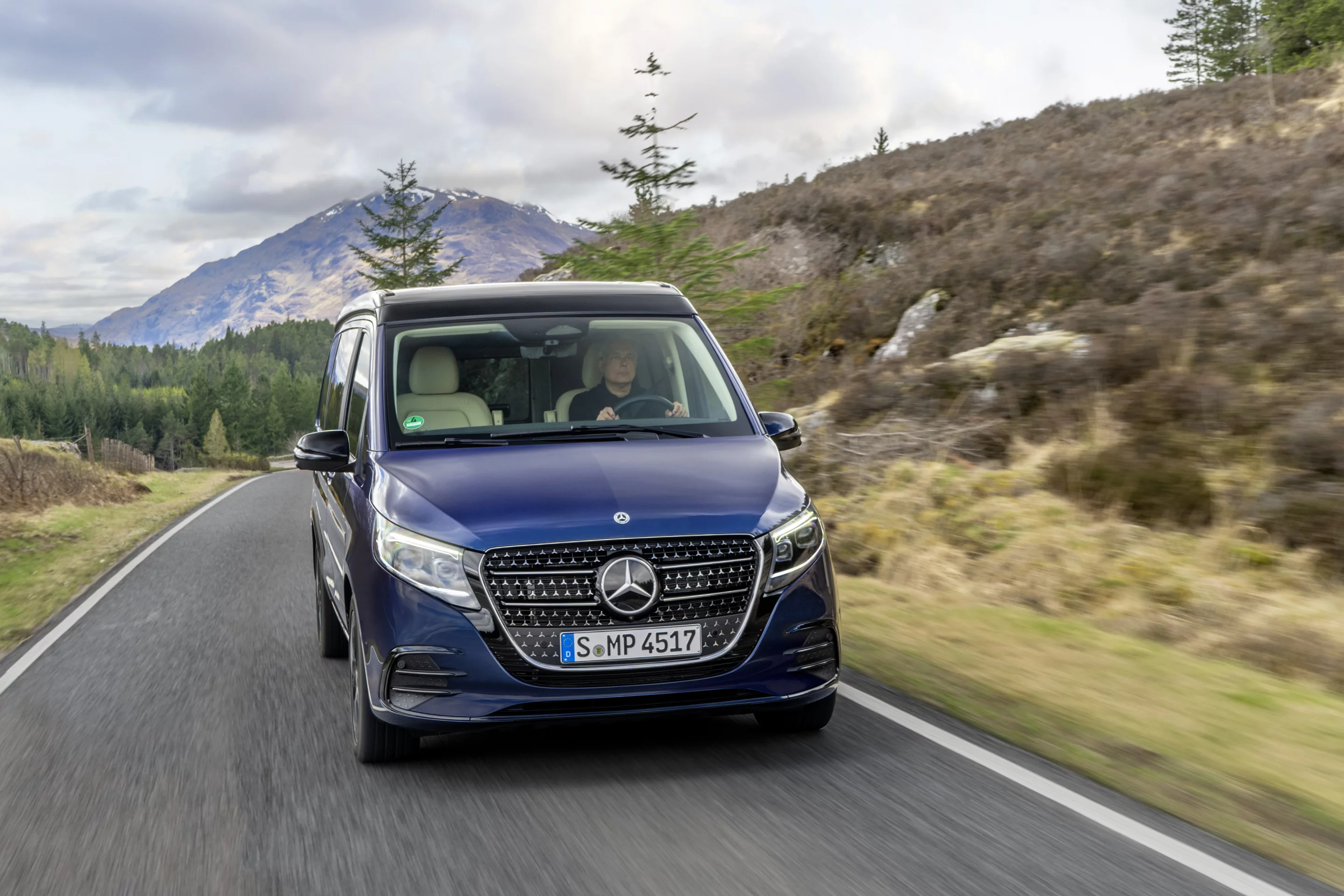 The pop-up roof drops down so the Marco Polo measures 199 cm, fitting easily into parking garages