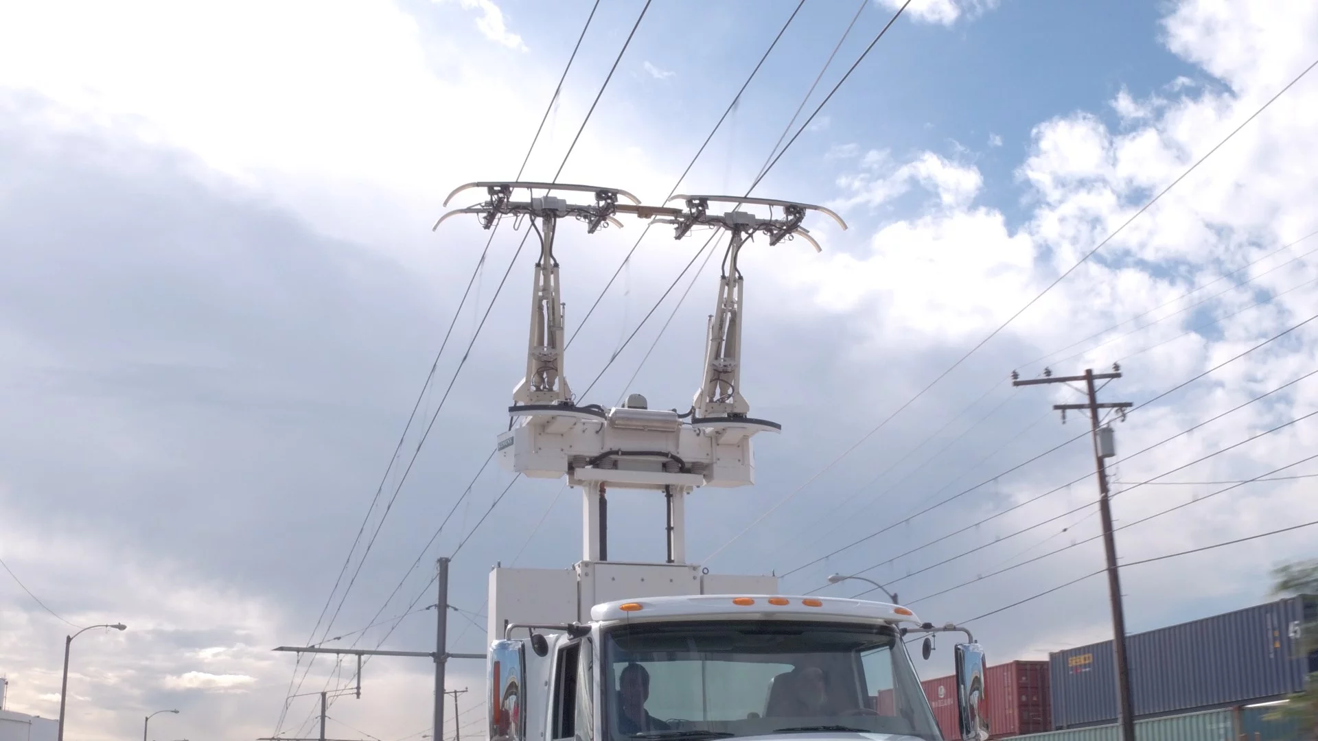 The trucks used in the US eHighway pilot feature a pantograph up top that's raised to meet the contact lines above and power the electric motors