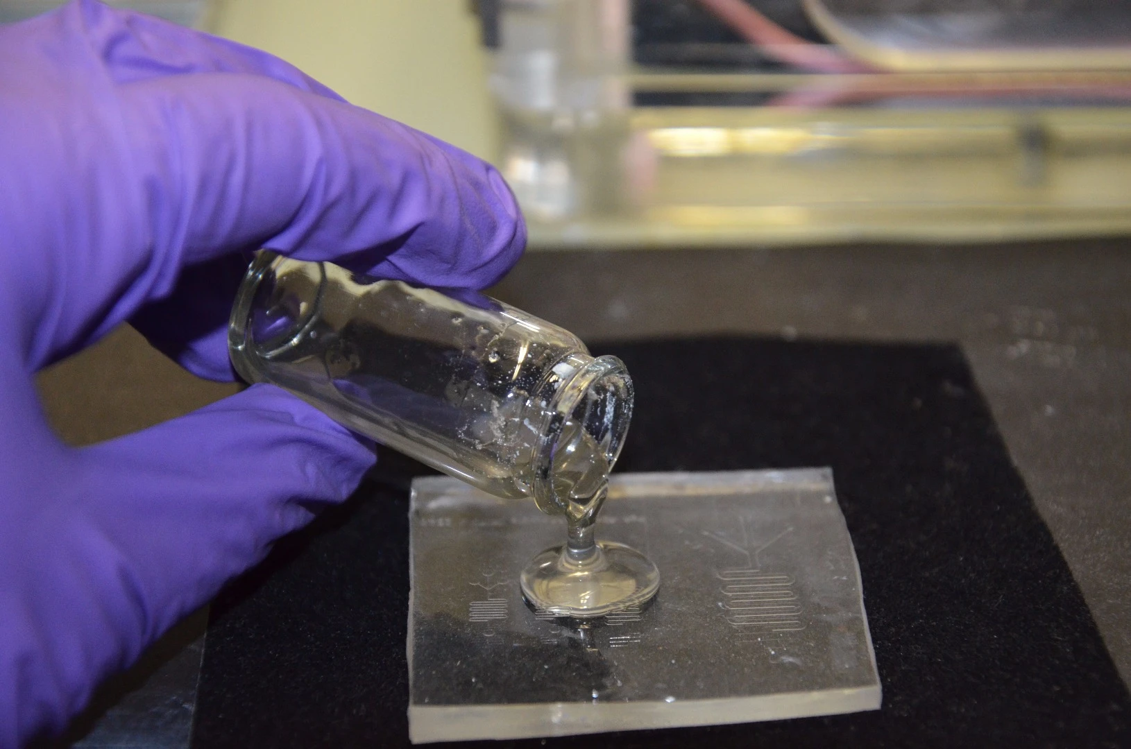 The technique starts with a solution made up of a light-sensitive liquid polymer and nanoparticles of high-purity quartz glass